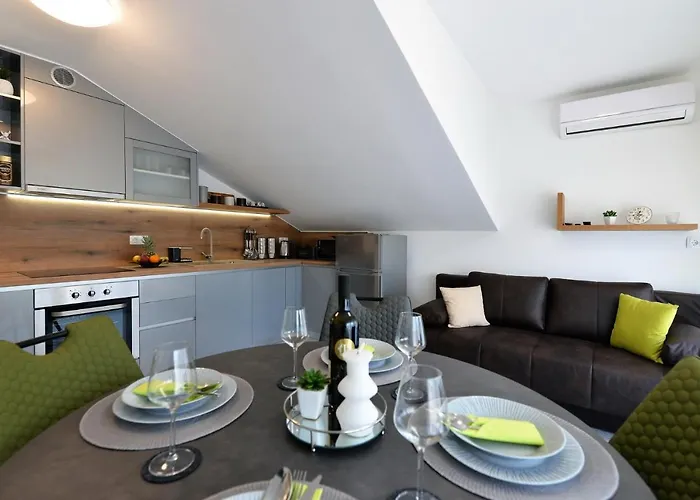 By The Sea - 18737 * Murter